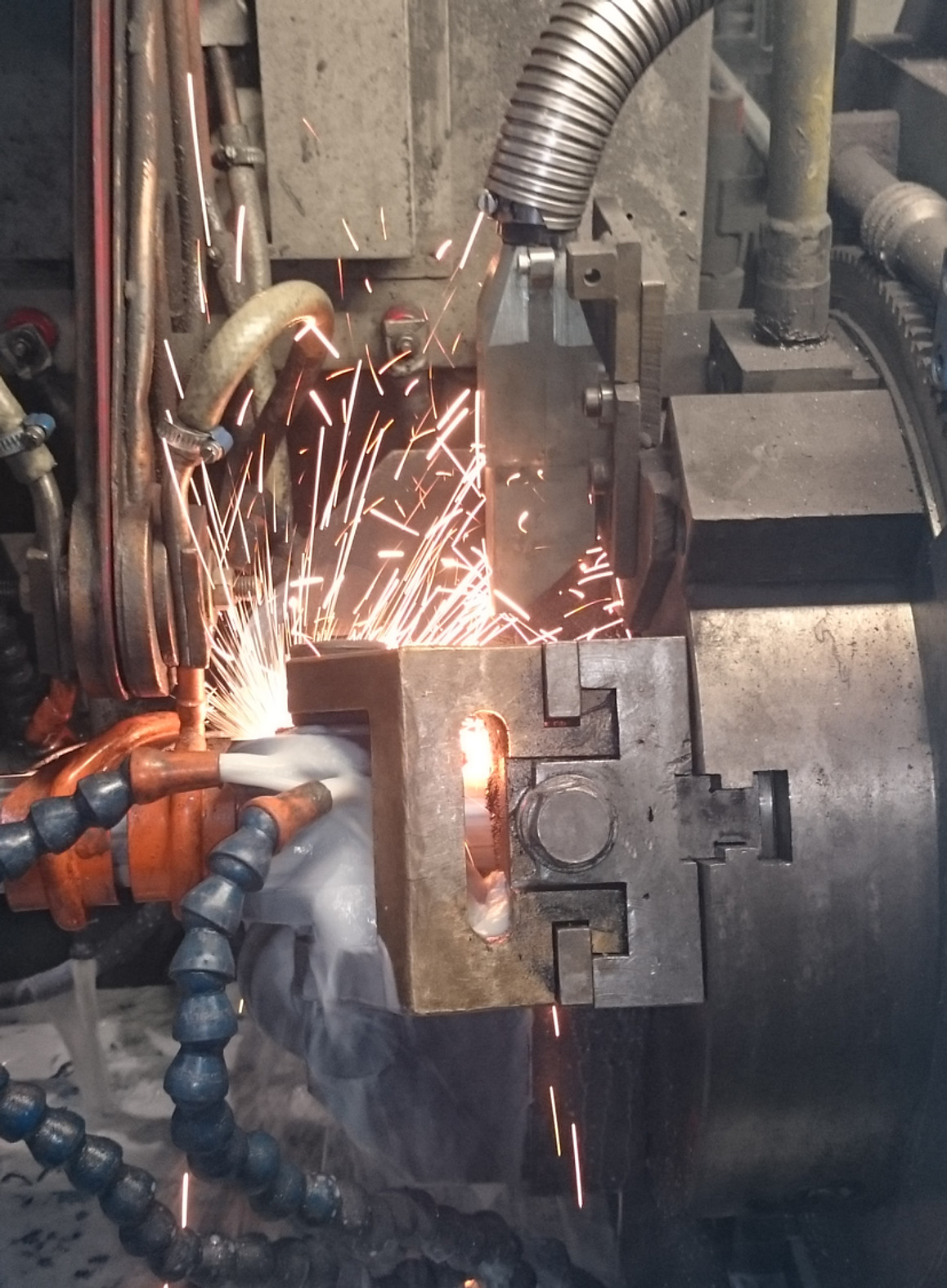 ThermoProfileScanner measuring head monitoring an ERW/HFI tube mill weld seam